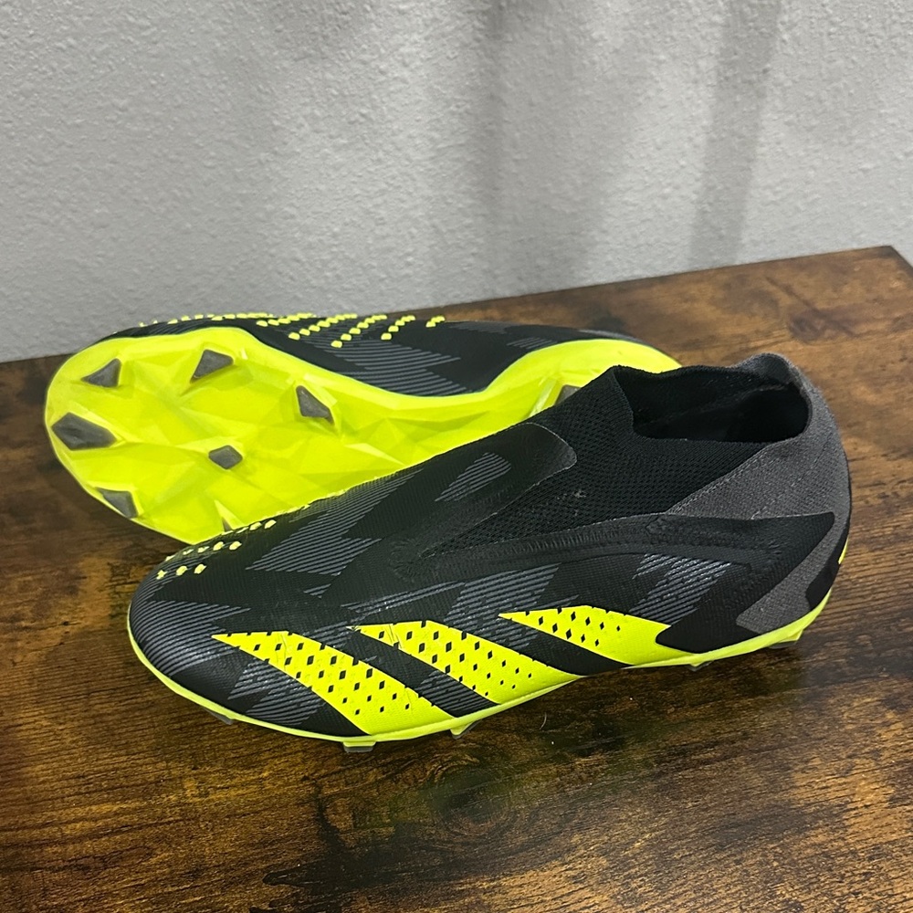 Men’s size 5 neon yellow and black adidas soccer cleats